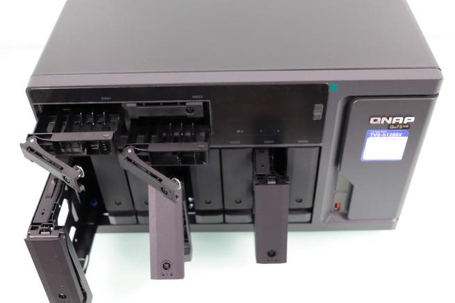 Frontal del servidor NAS QNAP TVS-h1288X con las bahías para discos