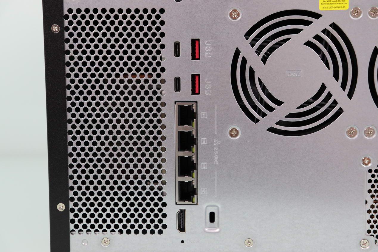 Puertos USB 3.2 Gen 2 a 10Gbps y puertos 2.5G Multigigabit del QNAP TVS-h1288X
