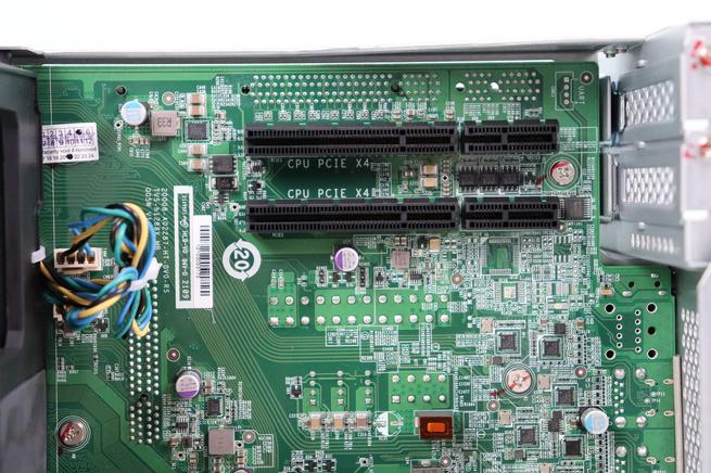 Zona de los puertos PCIe 3.0 x4 del NAS QNAP TVS-h1288X