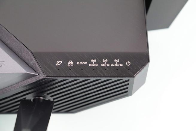 LEDs de estado del router Wi-Fi 6E ASUS GT-AXE11000 en detalle