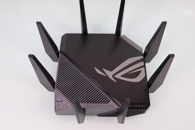 Router Wi-Fi 6E ASUS GT-AXE11000 desde la parte frontal