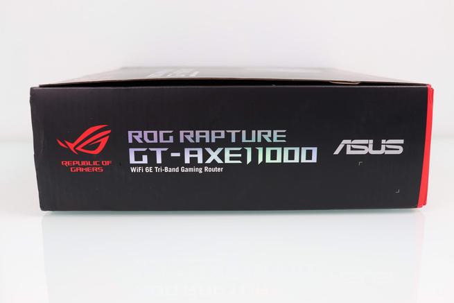 Lateral izquierdo de la caja del router Wi-Fi 6E ASUS GT-AXE11000