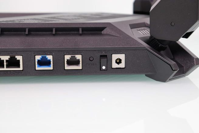Puertos 2.5G Multigigabit y alimentación del router Guía de instalación rápida del router gaming ASUS GT-AX6000