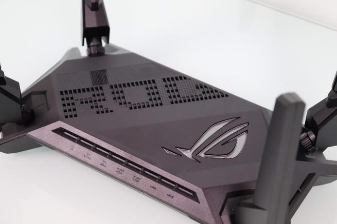 Zona lateral del router gaming Guía de instalación rápida del router gaming ASUS GT-AX6000 en detalle