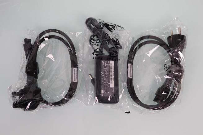 Cable de alimentación y transformador de corriente del ASUS ZenWiFi Pro XT12