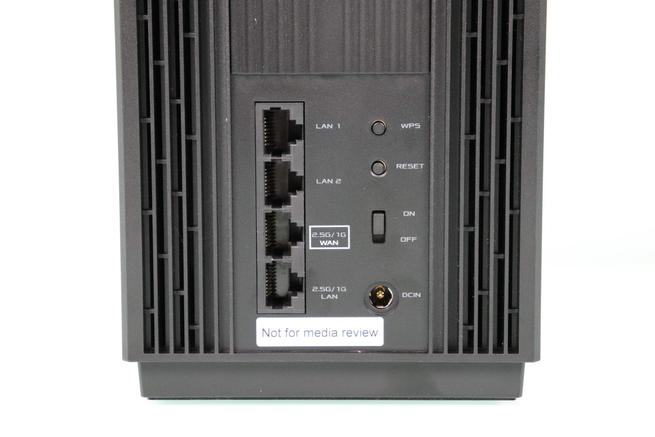 Puertos Ethernet y botones del ASUS ZenWiFi Pro ET12