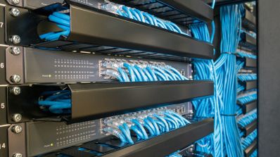 Conmutador de red y cables ethernet