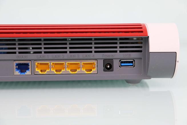 Puerto WAN de Internet, puertos Gigabit LAN y USB 3.0 del router FRITZBox 7590 AX
