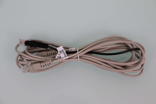 Vista del cable de teléfono del router FRITZBox 7590 AX
