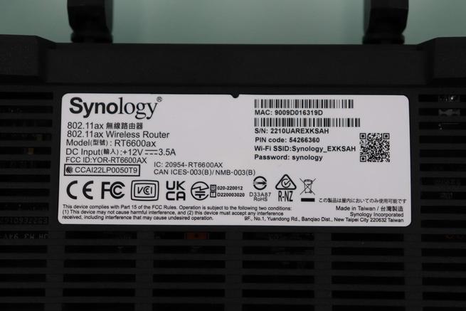 Pegatina del router WiFi Synology RT6600ax en detalle