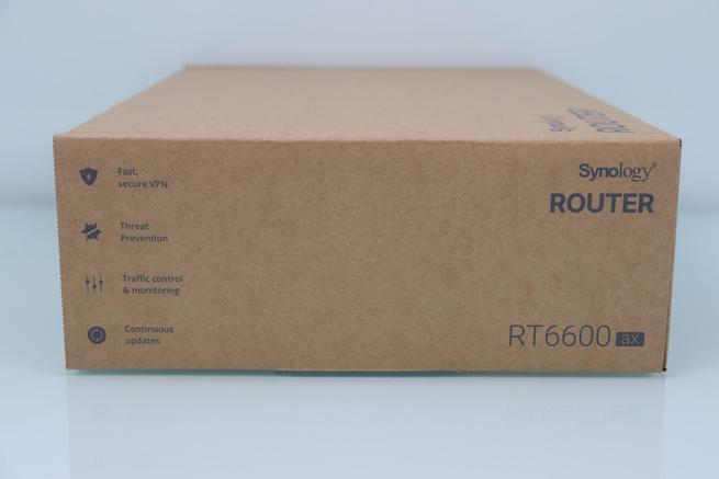 Lateral izquierdo de la caja del router Synology RT6600ax