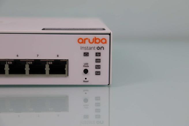 Zona derecha del switch gestionable Aruba Instant On JL811A con los LEDs