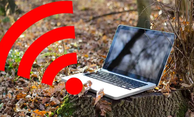 collage con un icono WiFi y un PC portátil