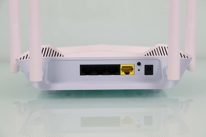 Trasera del router D-Link EAGLE PRO AI R15 con los puertos y botones