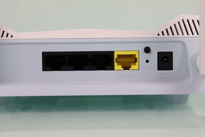 Trasera del router WiFi D-Link EAGLE PRO AI R15 con los puertos Ethernet