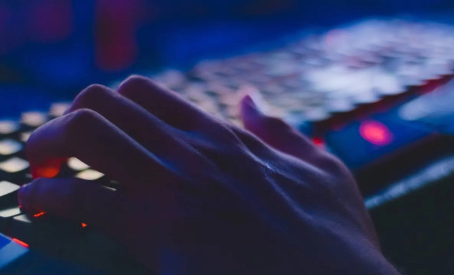 Hacker en un teclado