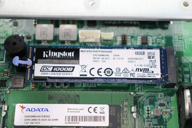 Instalación del SSD NVMe Kingston en el servidor QNAP TS-364