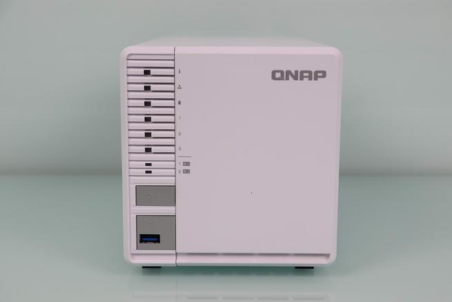 Frontal del servidor NAS QNAP TS-364 en detalle