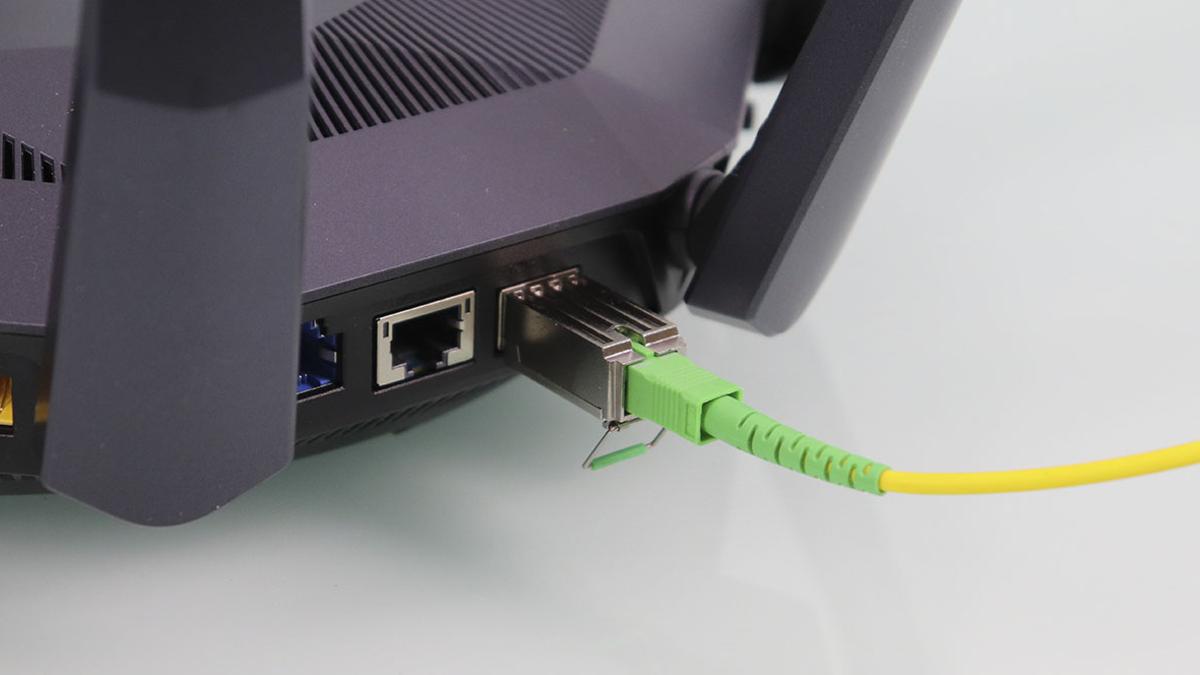 Por qué nunca deberías tocar el cable de fibra óptica que va