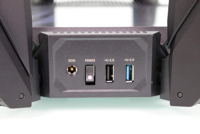 Alimentación, botón encendido y puertos USB del router ASUS GT-AXE16000