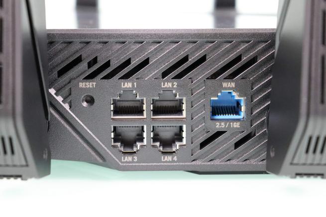 Botón de RESET, puerto 2.5G para WAN y puertos Gigabit LAN del router ASUS GT-AXE16000