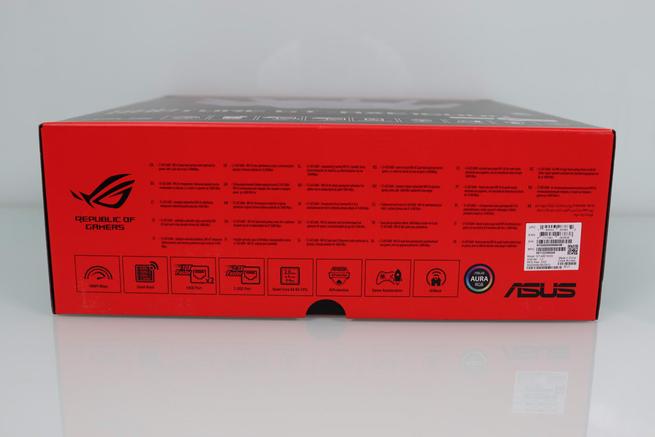 Zona inferior de la caja del router gaming ASUS GT-AXE16000