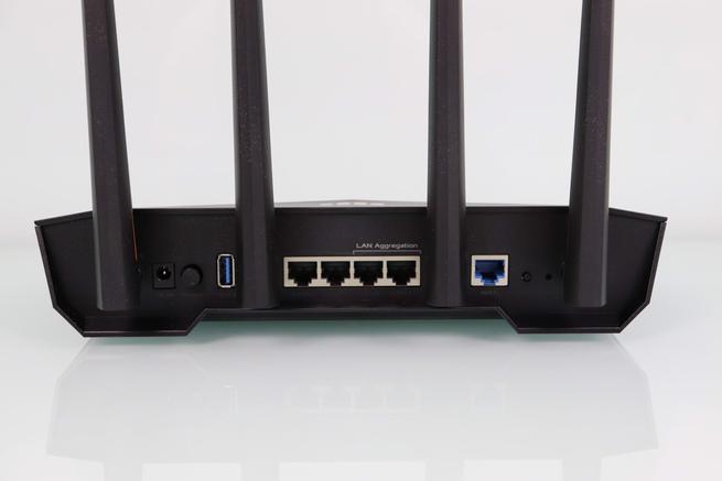Vista trasera del router gaming ASUS TUF-AX3000v2 con sus puertos