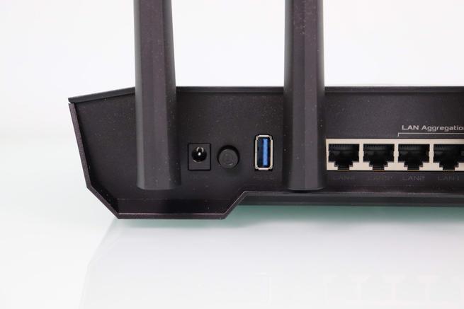 Conector de alimentación, botón encendido y USB 3.0 del router gaming ASUS TUF-AX3000v2