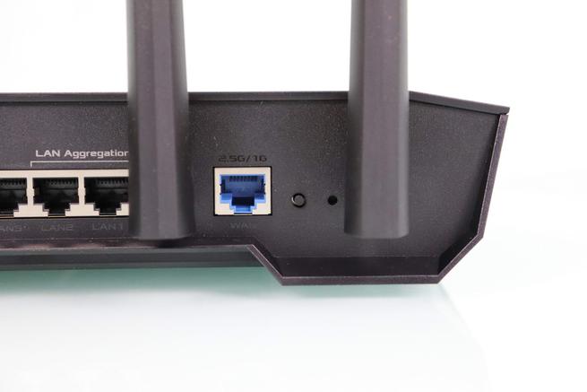 Vista del puerto 2.5G Multigigabit del router ASUS TUF-AX3000v2