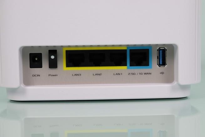 Vista del conector de alimentación, botón encendido y puertos Ethernet del ASUS ZenWiFi XT9