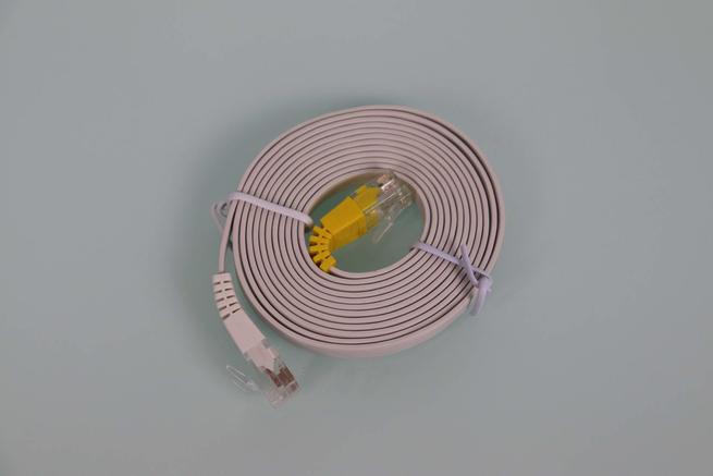 Vista del cable de red Ethernet plano del router FRITZ!Box 5530