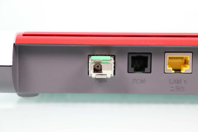 Vista del puerto SFP GPON del router FRITZ!Box 5530