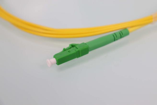 Vista del cable de fibra óptica con conector LC