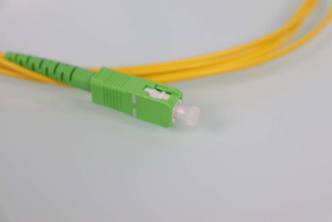 Vista del cable de fibra óptica con conector SC