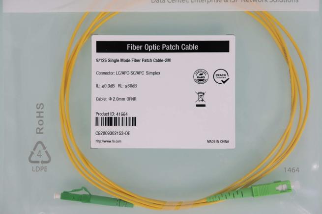 Vista del cable de fibra óptica con conector SC a LC