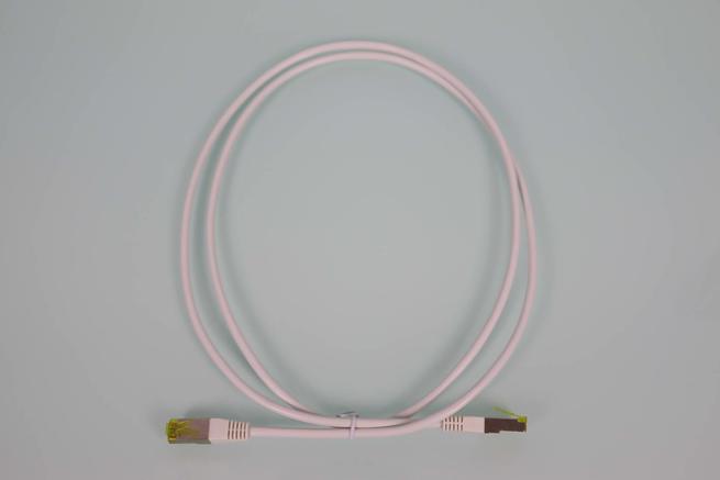 Vista del cable de red Ethernet que viene con el router FRITZBox 5590