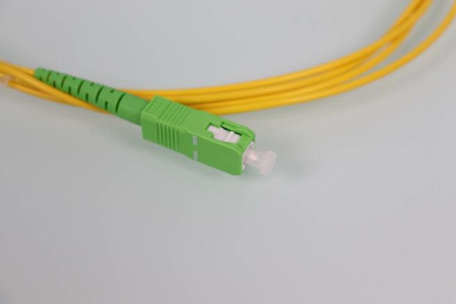 Vista del conector SC del cable de fibra del router FRITZBox 5590