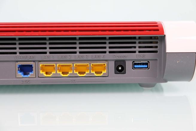 Vista del puerto 2.5G para WAN/LAN y puertos Gigabit LAN del router FRITZBox 5590