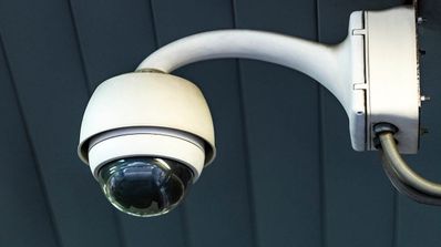 Cámara de vigilancia en una vivienda