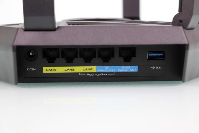 Puerto de alimentación, puertos Gigabit y 2.5G así como USB 3.0 del router Wi-Fi 6E ASUS RT-AXE7800