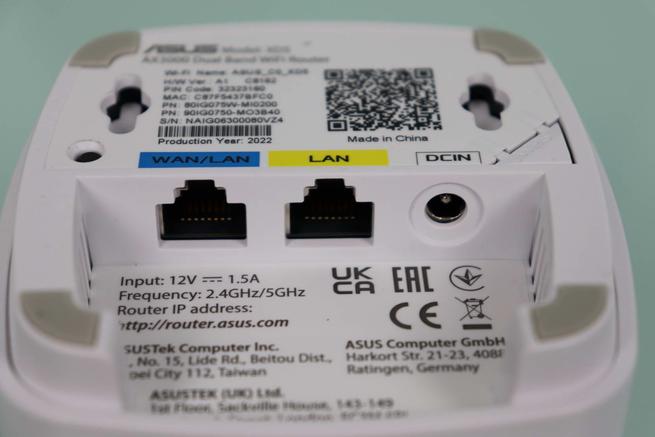 Puertos Gigabit Ethernet para WAN/LAN y para LAN, también el conector de alimentación del WiFi Mesh ASUS ZenWiFi XD5