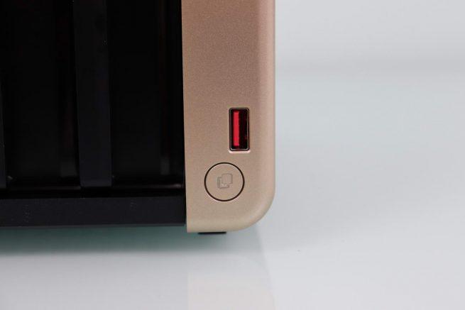 Vista del botón de copia de seguridad y USB del NAS QNAP TS-464