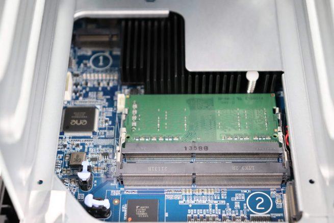 Vista de la RAM y ranuras M.2 del servidor QNAP TS-464