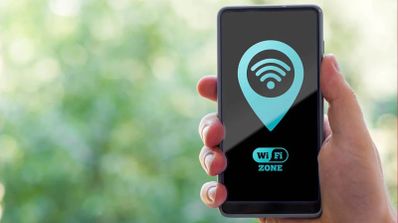 persona sujetando el movil con la mano