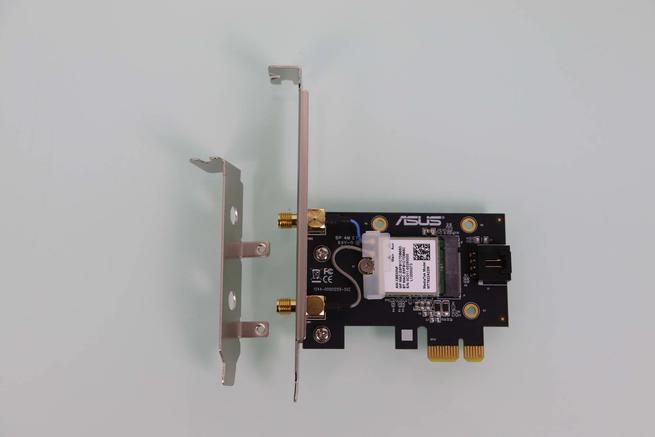 Frontal de la tarjeta Wi-Fi 6E ASUS PCE-AXE5400 con los dos bracket diferentes