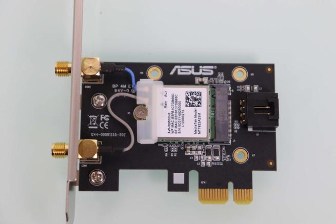 Tarjeta Wi-Fi 6E ASUS PCE-AXE5400 en detalle con las antenas y el chipset