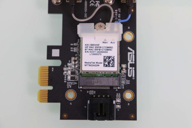 Detalle de la tarjeta Wi-Fi 6E ASUS PCE-AXE5400 donde se ve que es una MediaTek MT7922A22M