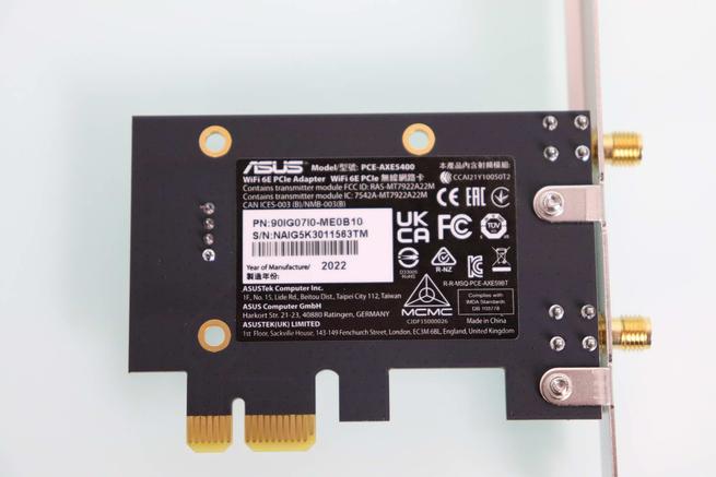 Zona trasera en detalle de la tarjeta Wi-Fi 6E ASUS PCE-AXE5400 con el modelo, características y certificaciones