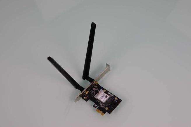Tarjeta Wi-Fi 6E ASUS PCE-AXE5400 con las antenas externas montadas