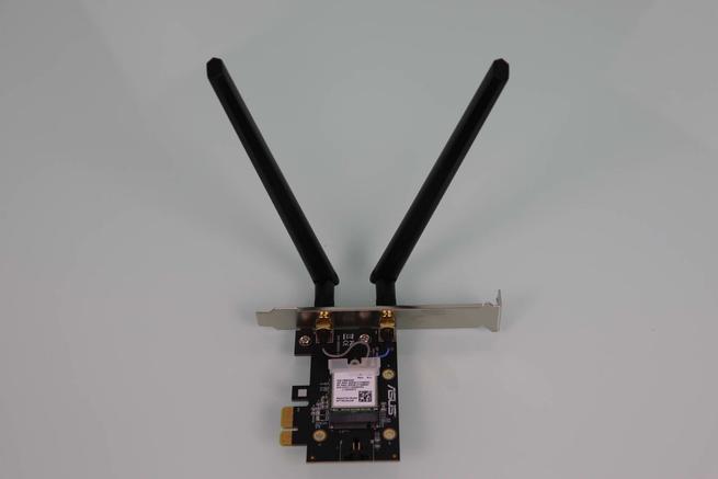Tarjeta Wi-Fi 6E ASUS PCE-AXE5400 con las antenas externas montadas